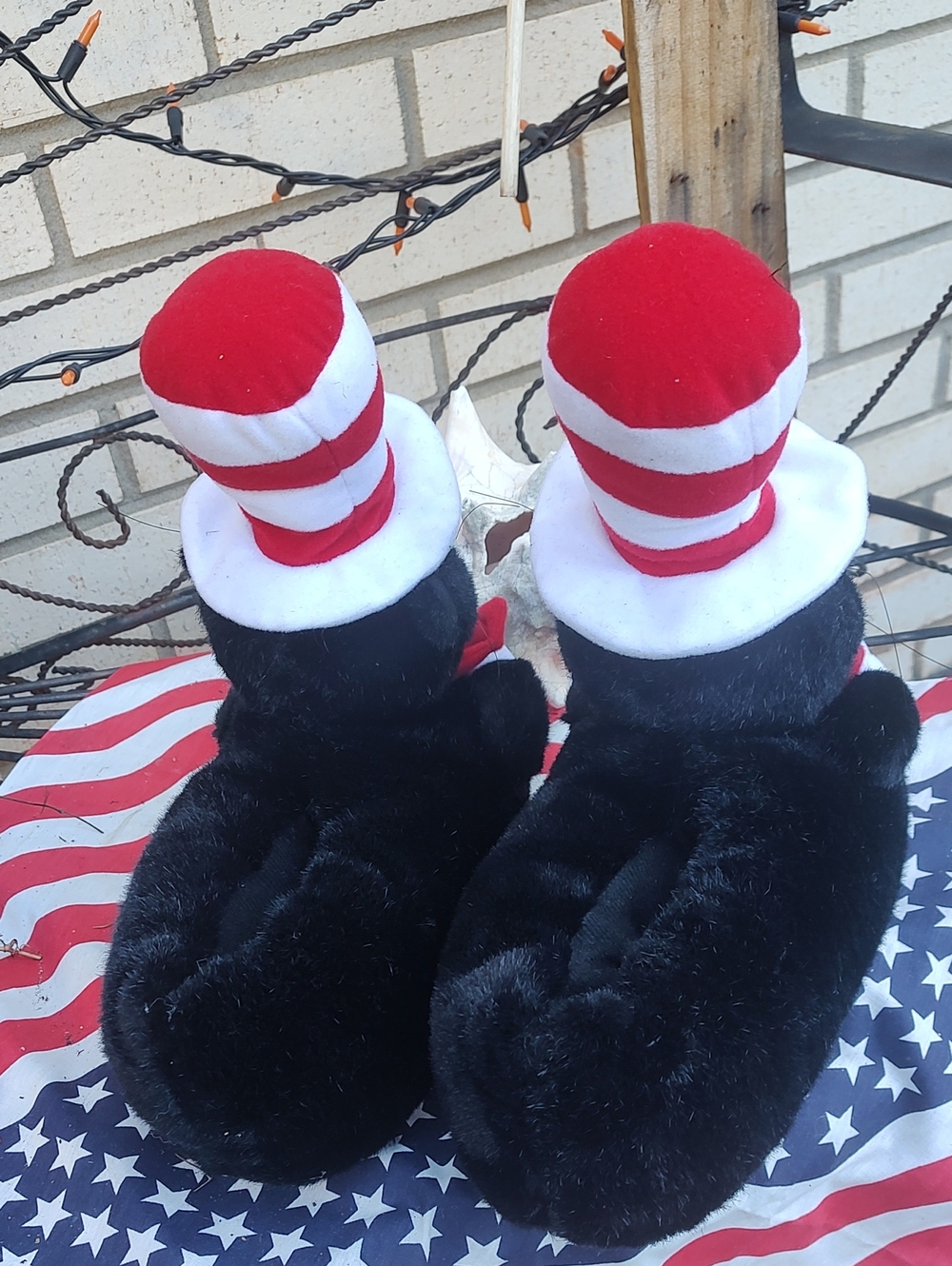 Dr. Seuss Cat in the Hat Plush Slippers - Red, White & Black Size 7/8 1/2 - Picture 5 of 9